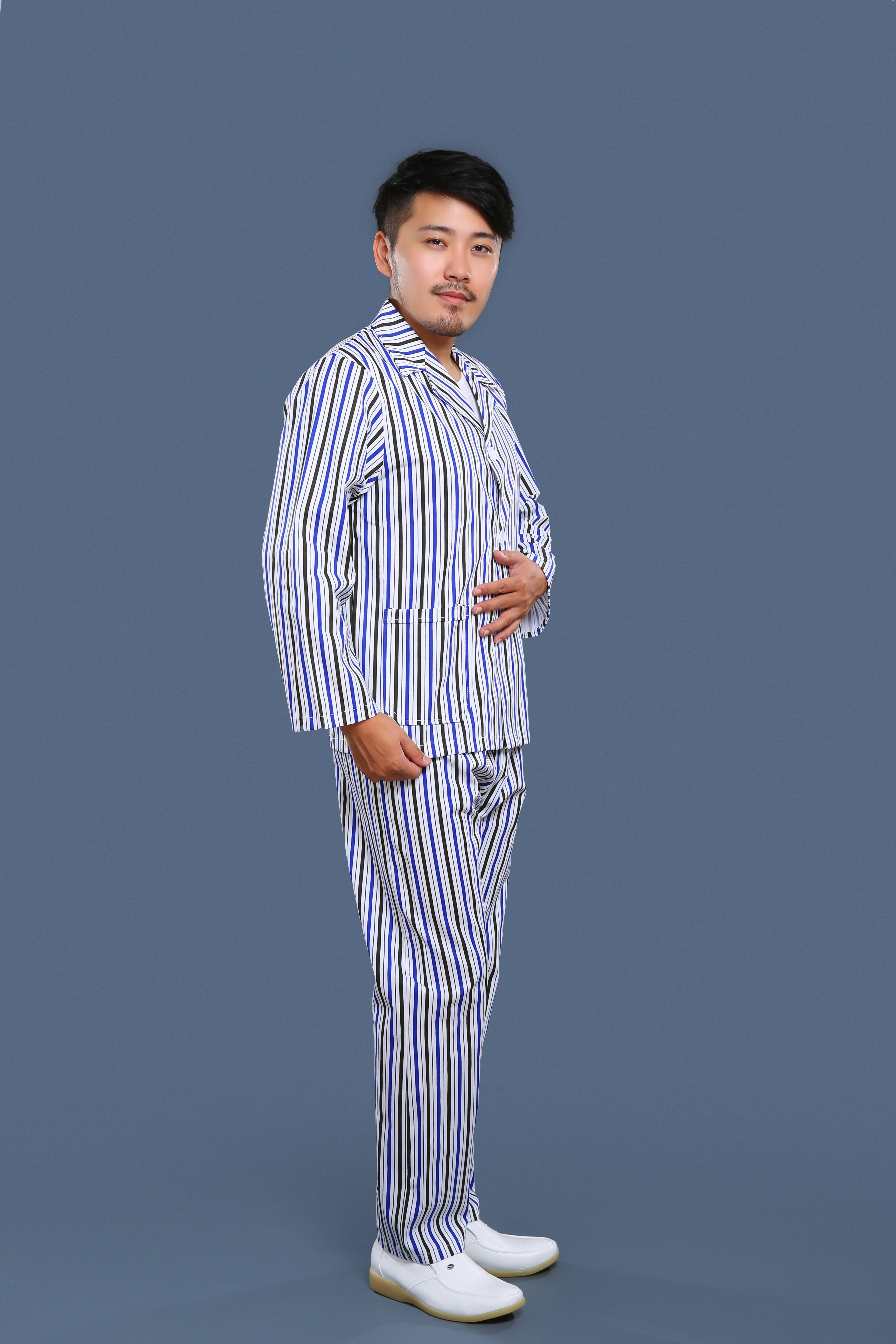 藍(lán)黑條紋病號服正面照