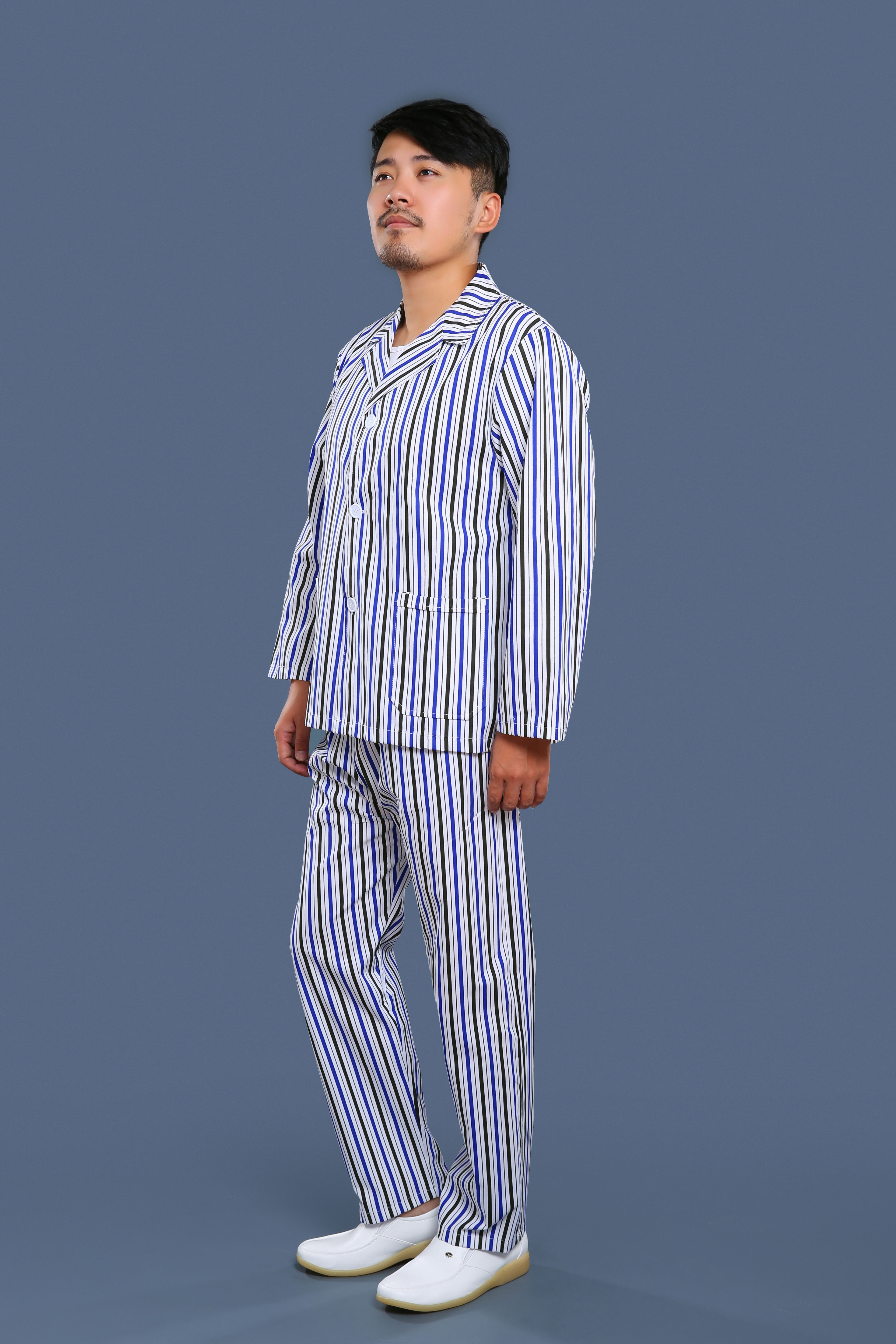 藍(lán)黑條紋病號服側(cè)身照