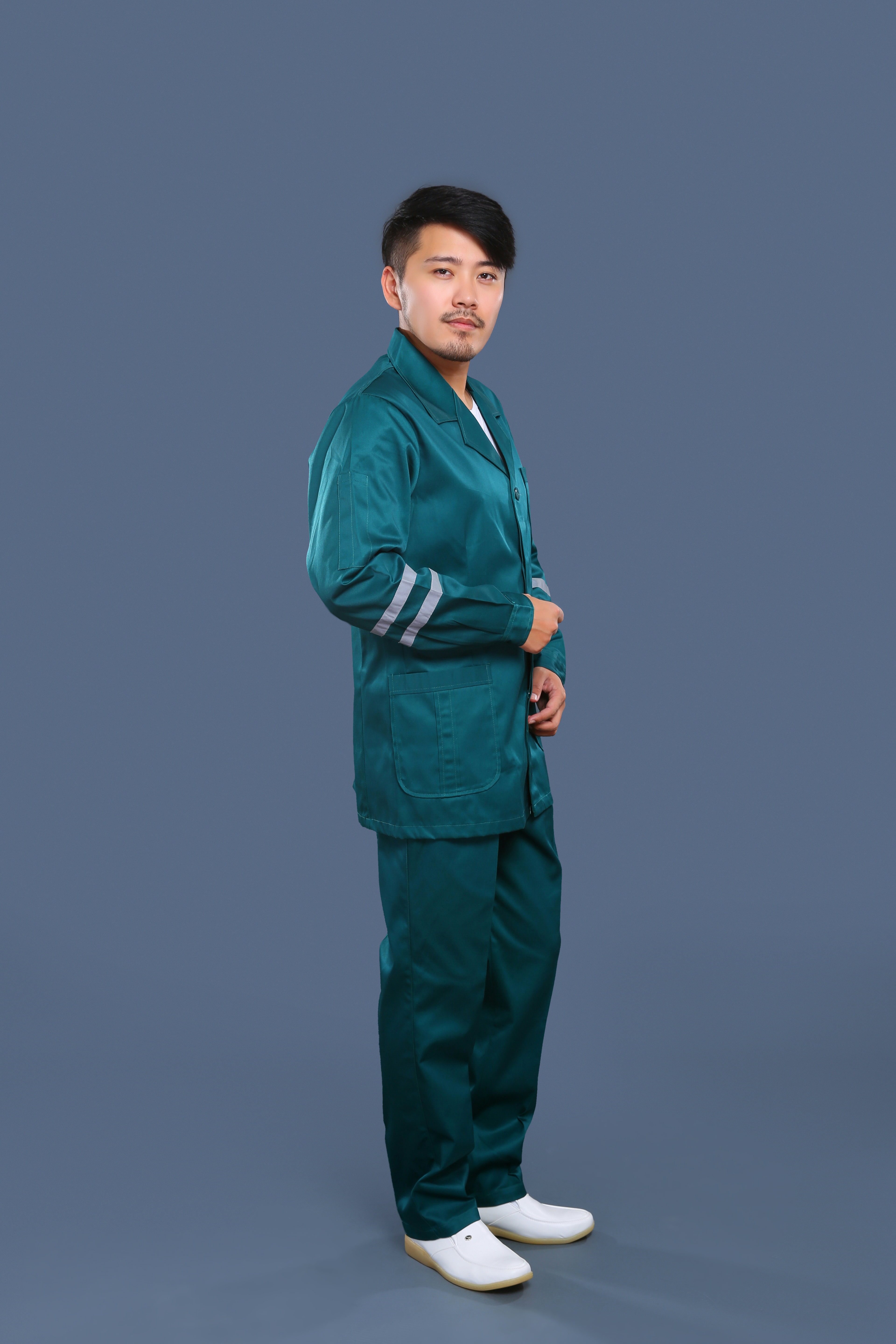 墨綠色急救服側面